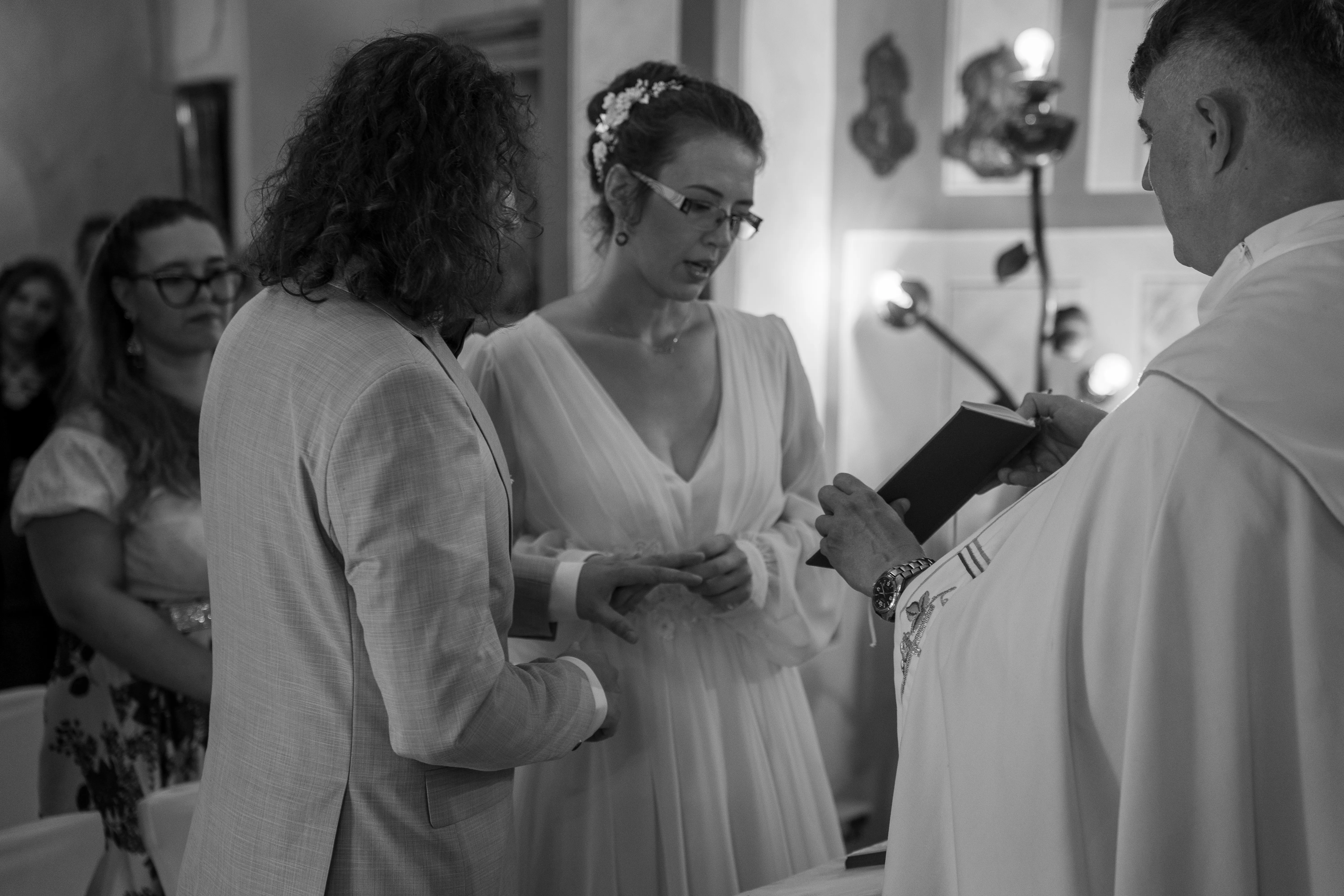 Čiernobiela fotografia výmeny prsteňov